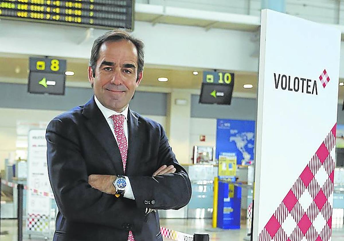 Carlos Muñoz, fundador y consejero delegado de Volotea, ayer, en el aeropuerto de Asturias.