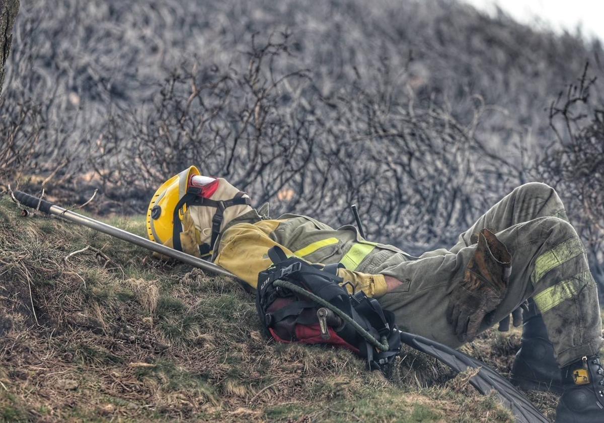 La dura lucha contra el fuego en Asturias