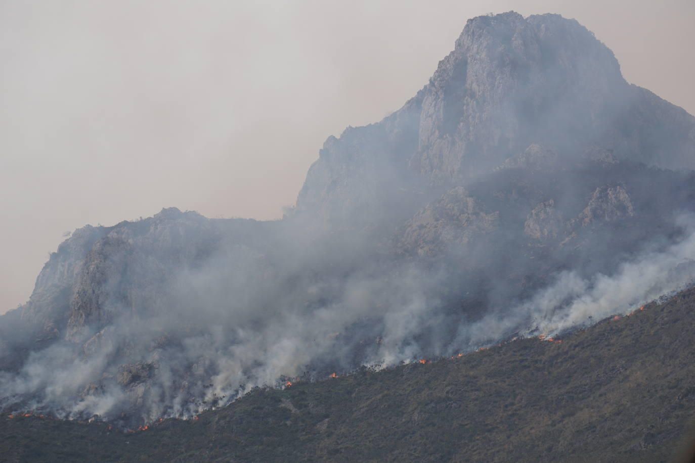 La dura lucha contra el fuego en Asturias