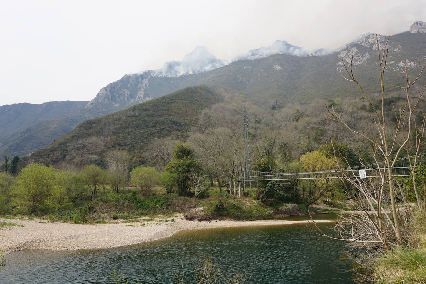 La dura lucha contra el fuego en Asturias