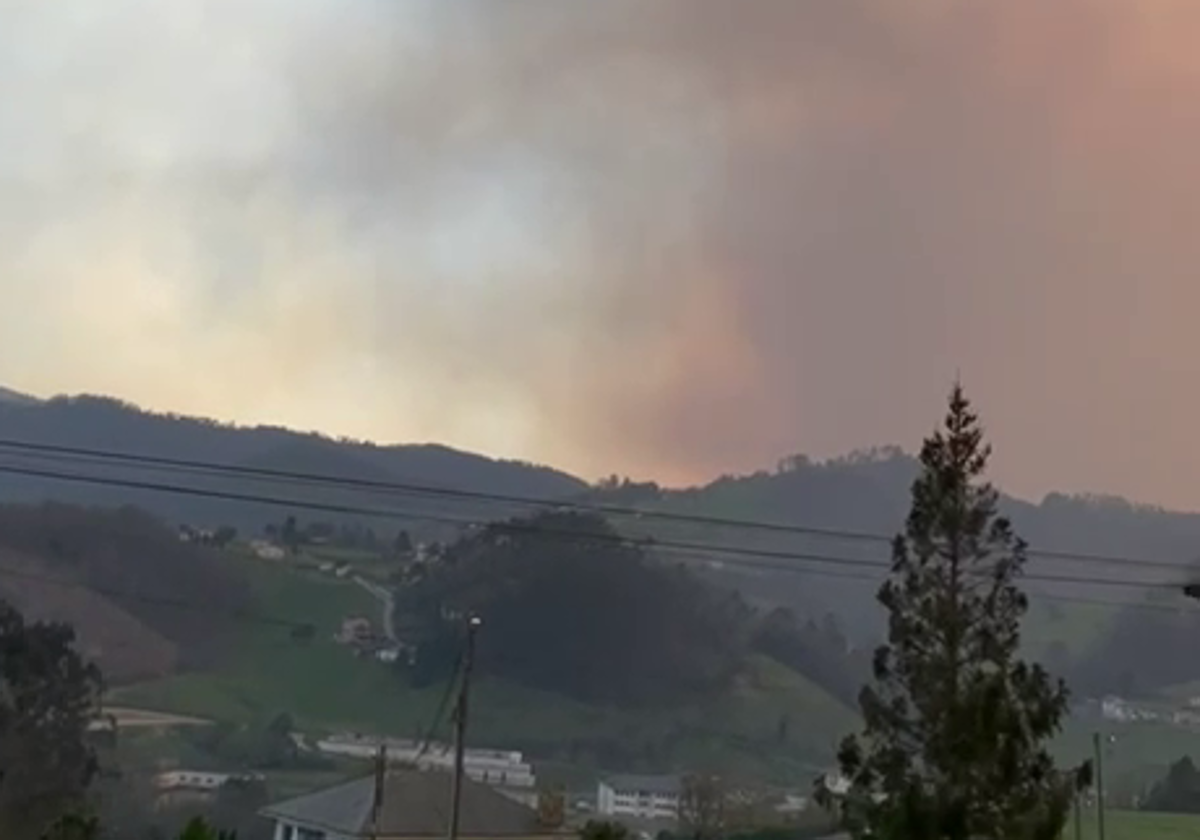 El humo de los incendios de Tineo genera alarma en Valdés y El Franco