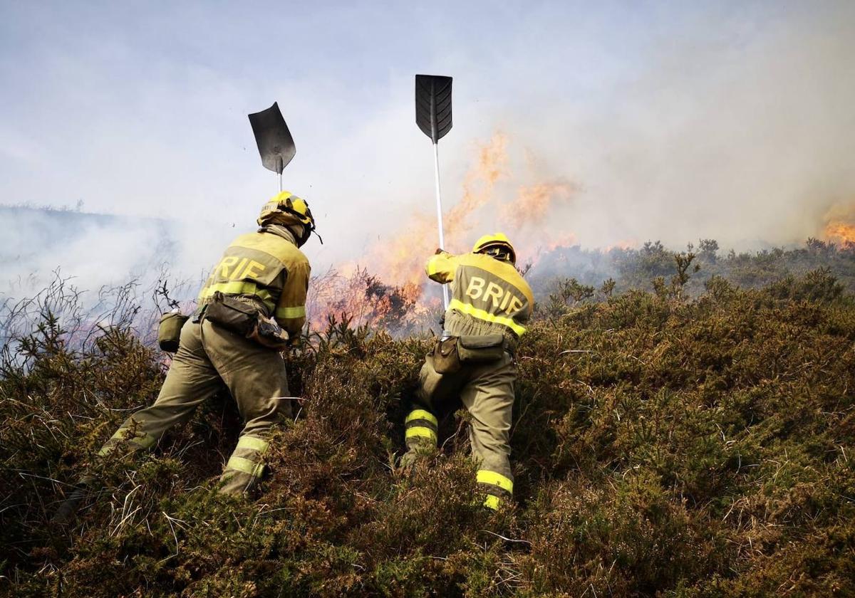 El Principado pide a los vecinos de las zonas afectadas por los incendios medidas de autoprotección