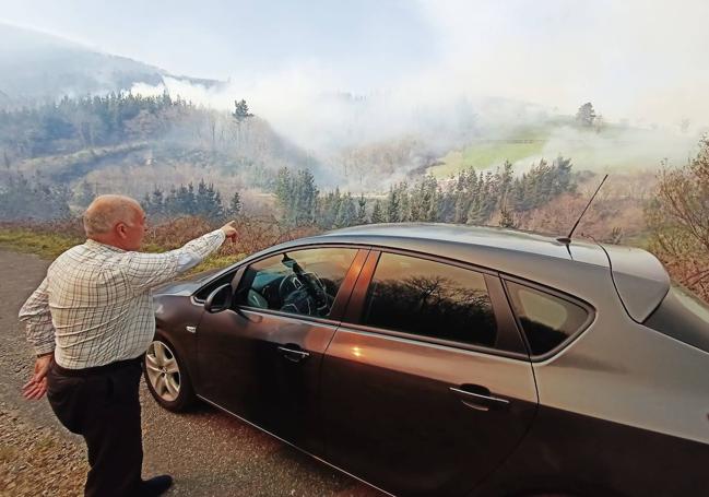 Manuel Rodríguez señala la distancia a la que se encuentra el fuego.