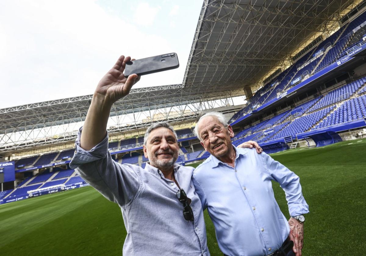 José Manuel Pérez 'Lesmes', a la derecha, y su hijo Xose Pena se hacen un selfi sobre el césped del Carlos Tartiere.