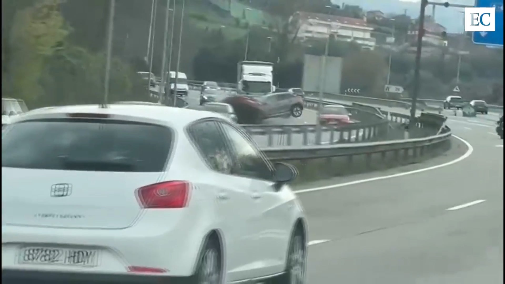 Un coche 'kamikaze' provoca un accidente en la autopista A-66