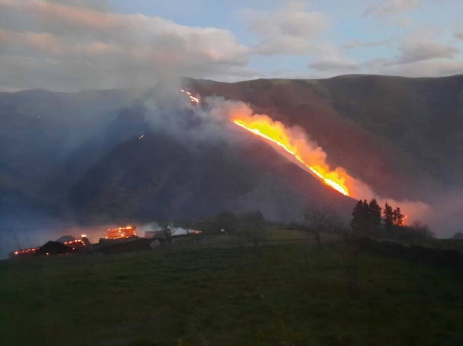 Las llamas se propagan sin descanso en Asturias