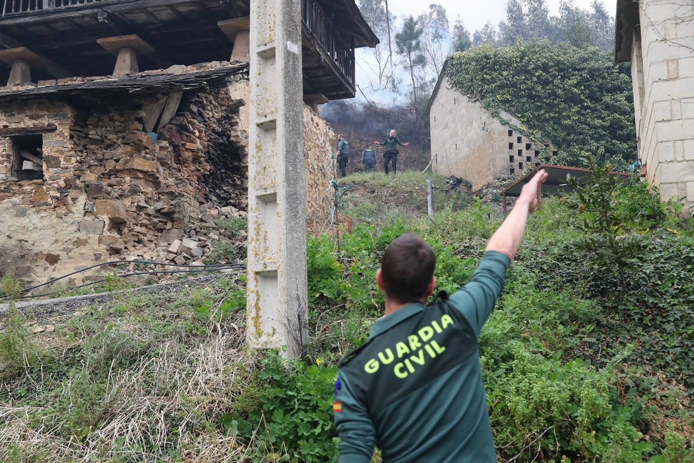 El fuego obliga a desalojar a los vecinos del pueblo. 