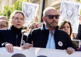 Los padres de Marta del Castillo, en una manifestación pidiendo la repetición del juicio.