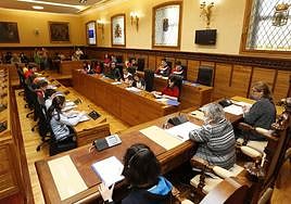 Imagen de uno de los Plenos del consejo de la Infancia y Adolescencia en el Ayuntamiento de Gijón.