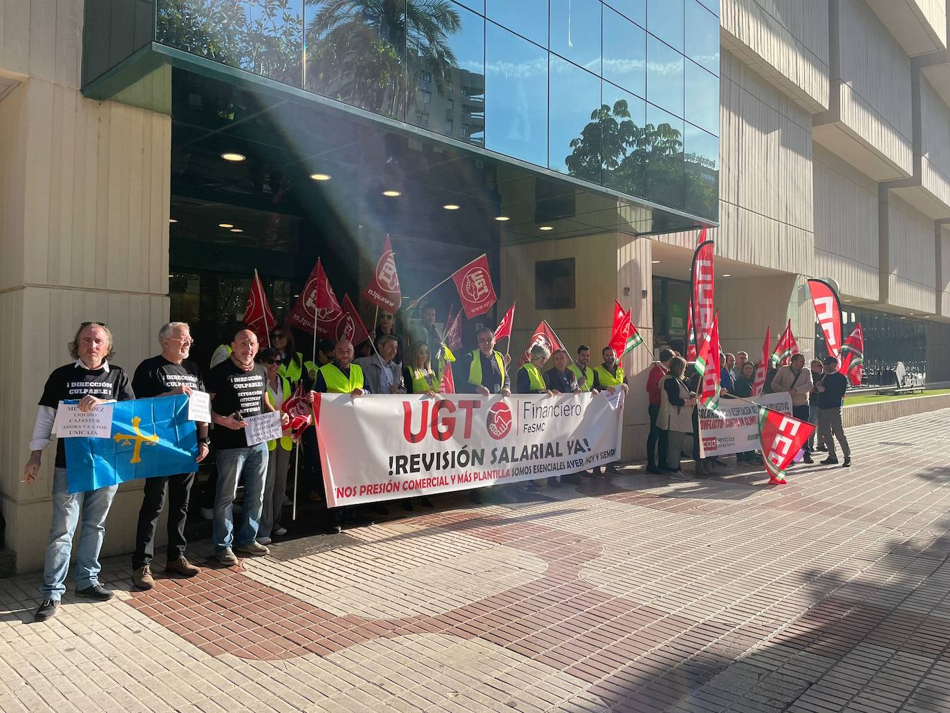 Representantes sindicales, a las puertas de la sede social de Unicaja.