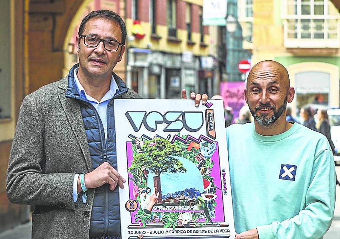 José Luis Costillas, presidente de la FMC, e Íñigo Domínguez, director del festival, ayer con el cartel entre sus manos.