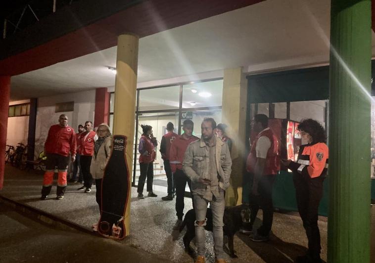 Voluntarios de Protección Civil y Cruz Roja, en el Polideportivo de Luarca con los primeros evacuados.