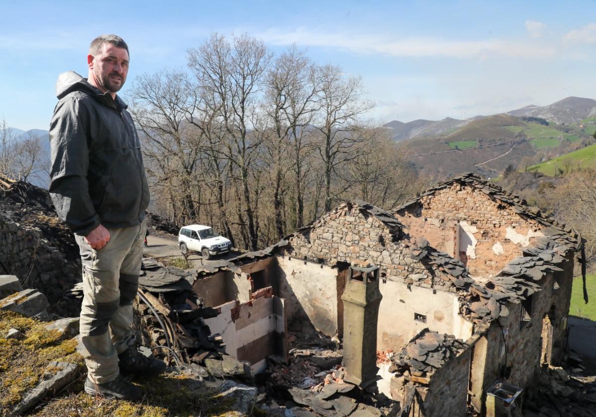 José Raúl Fernández, frente a la casa calcinada por el fuego en la localidad de Fuentes, en el concejo de Tineo.