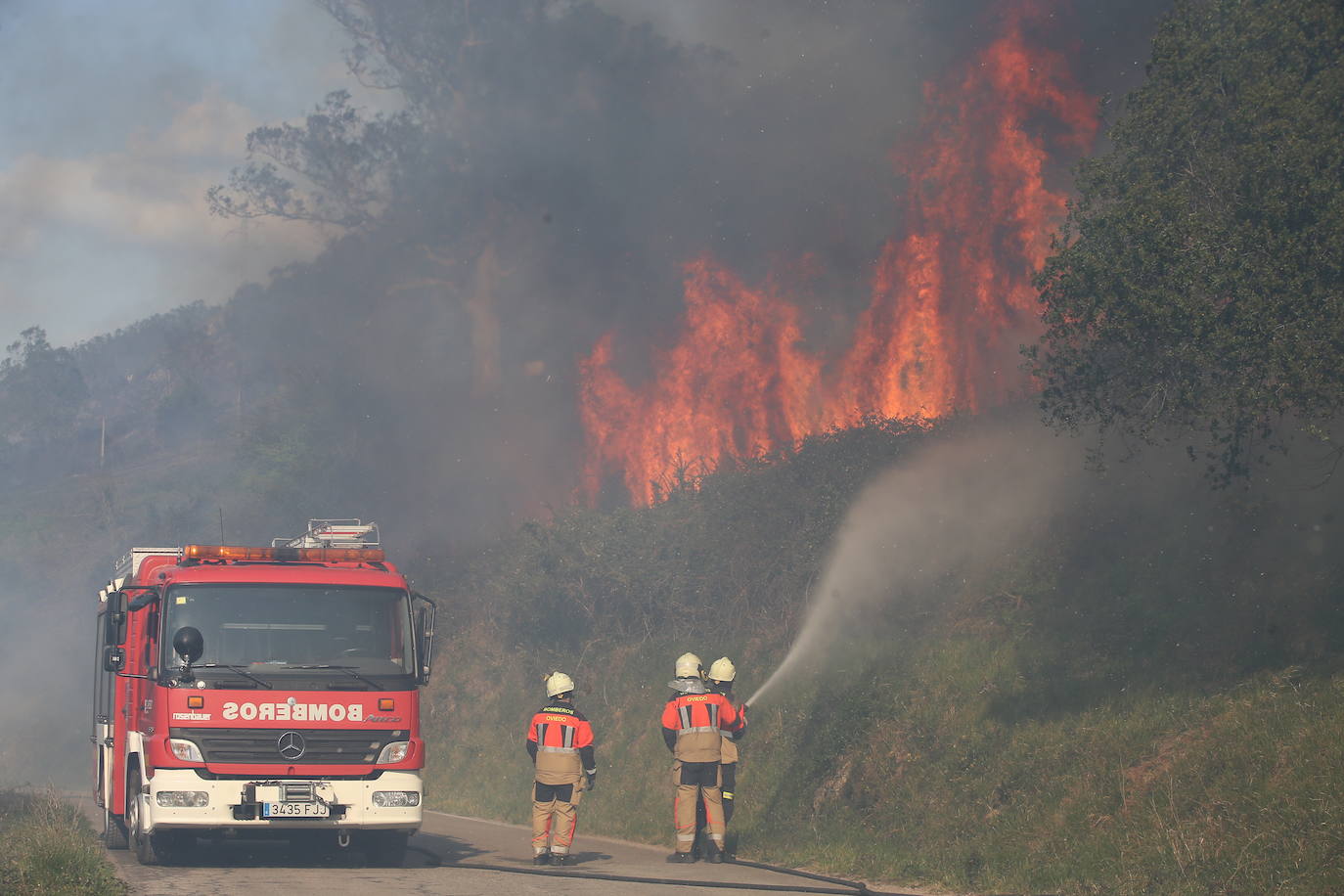 El fuego devora el Naranco