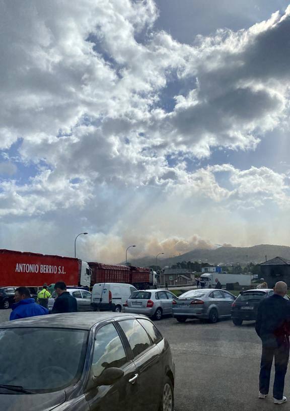 Camioneros esperaban en Santiago de Otur a que se restableciese el tráfico en la autovía