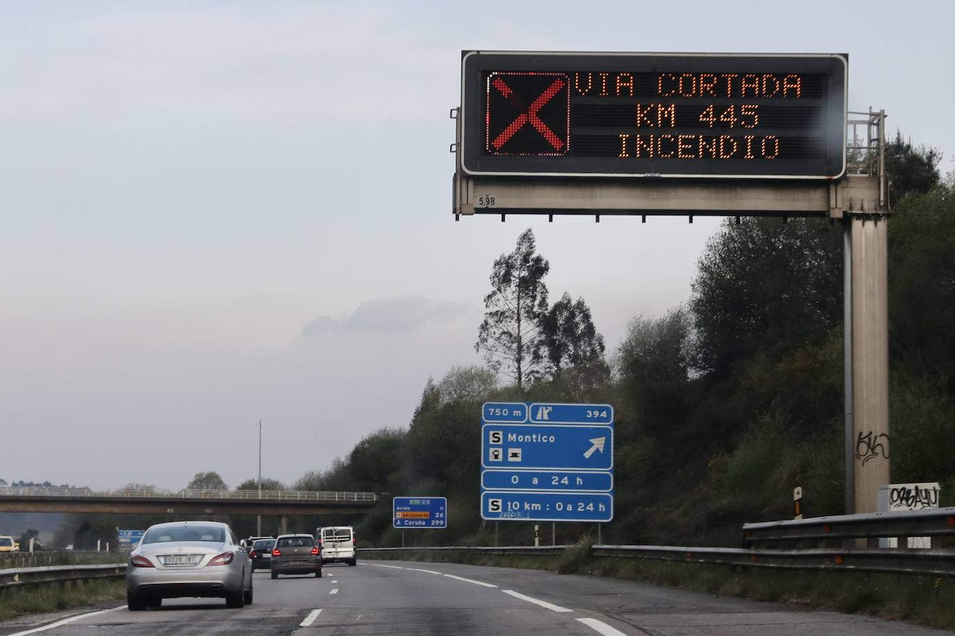 Cartel en la A-8 indicando la carretera cortada