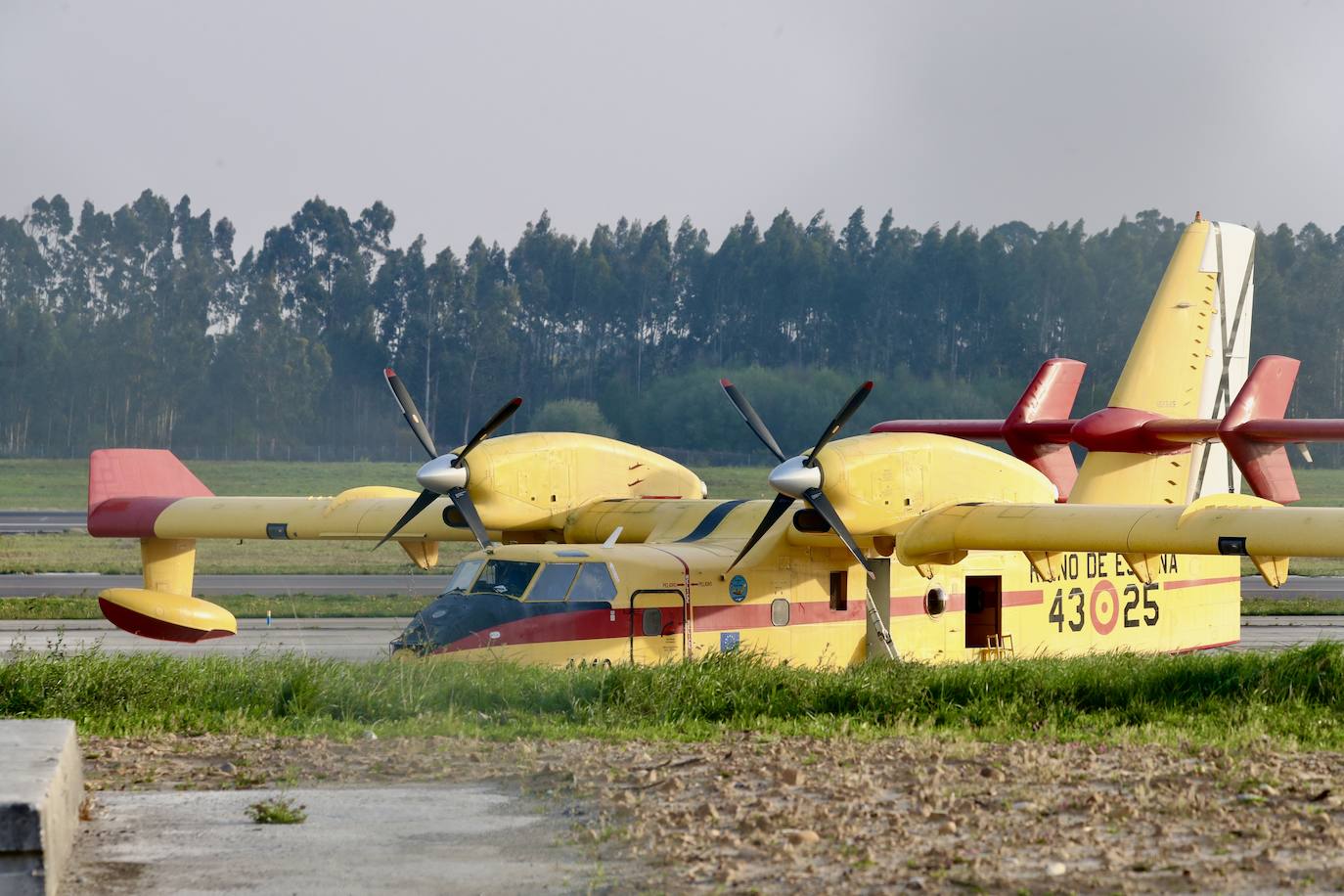 Los aviones apaga incendios del ministerio de Fomento en el parking del Aeropuerto de Asturias. 