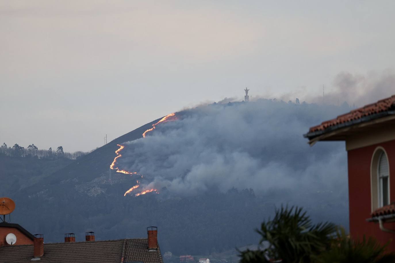 El fuego devora el Naranco