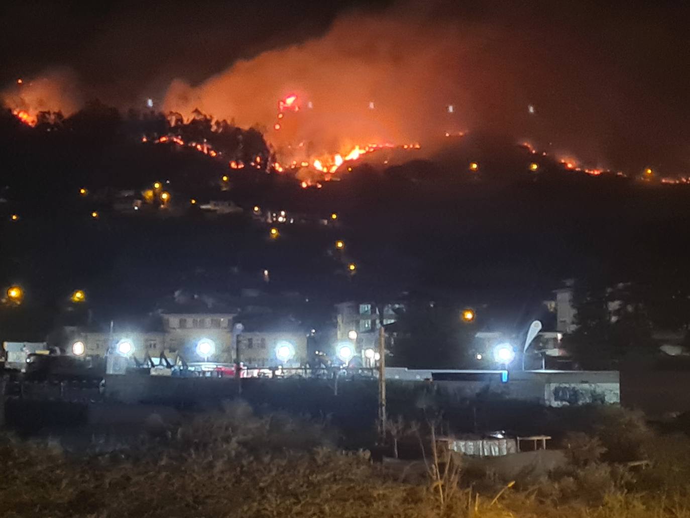 El fuego devora el Naranco