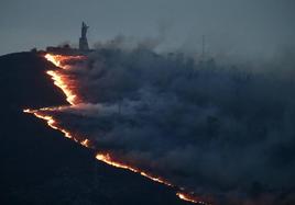 Más de cien incendios devastan Asturias, obligan a cortar las carreteras al Occidente y llevan la alarma al Naranco