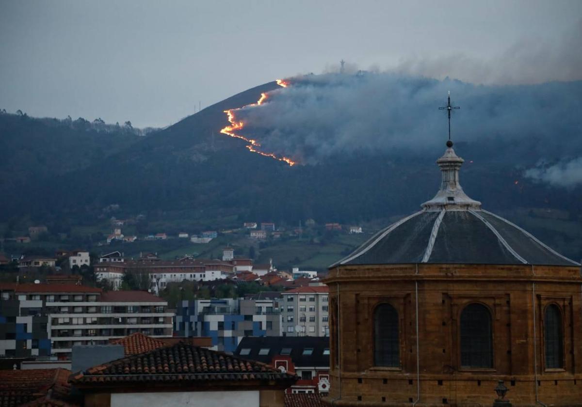 El fuego devasta Asturias