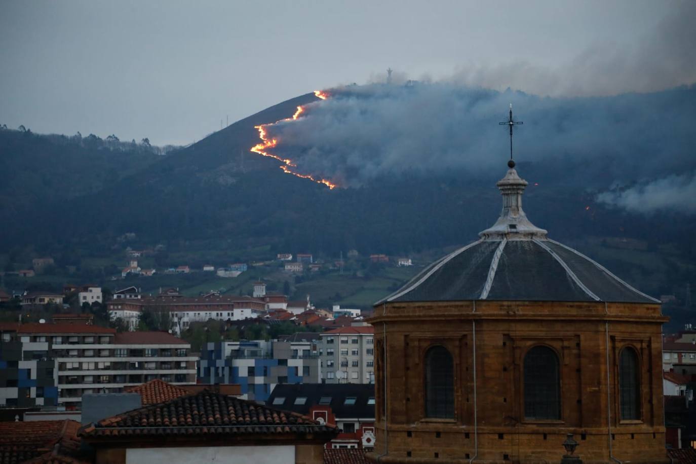 El fuego devora el Naranco