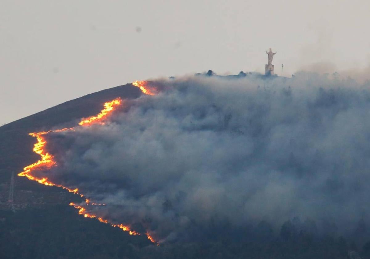 El fuego devora el Naranco