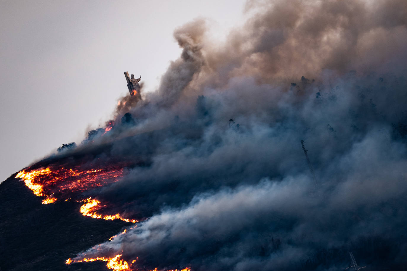 El fuego devora el Naranco