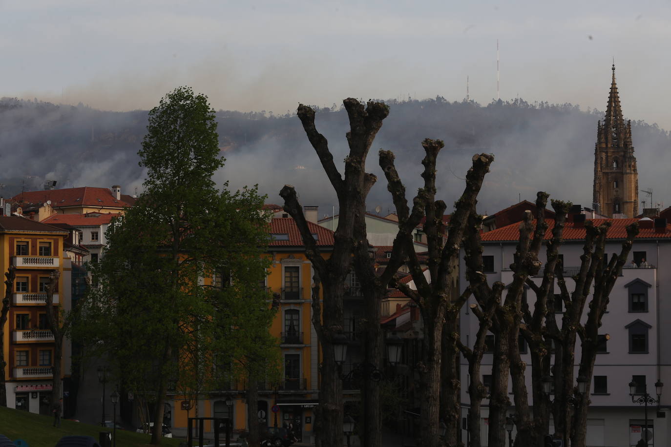 El fuego devora el Naranco