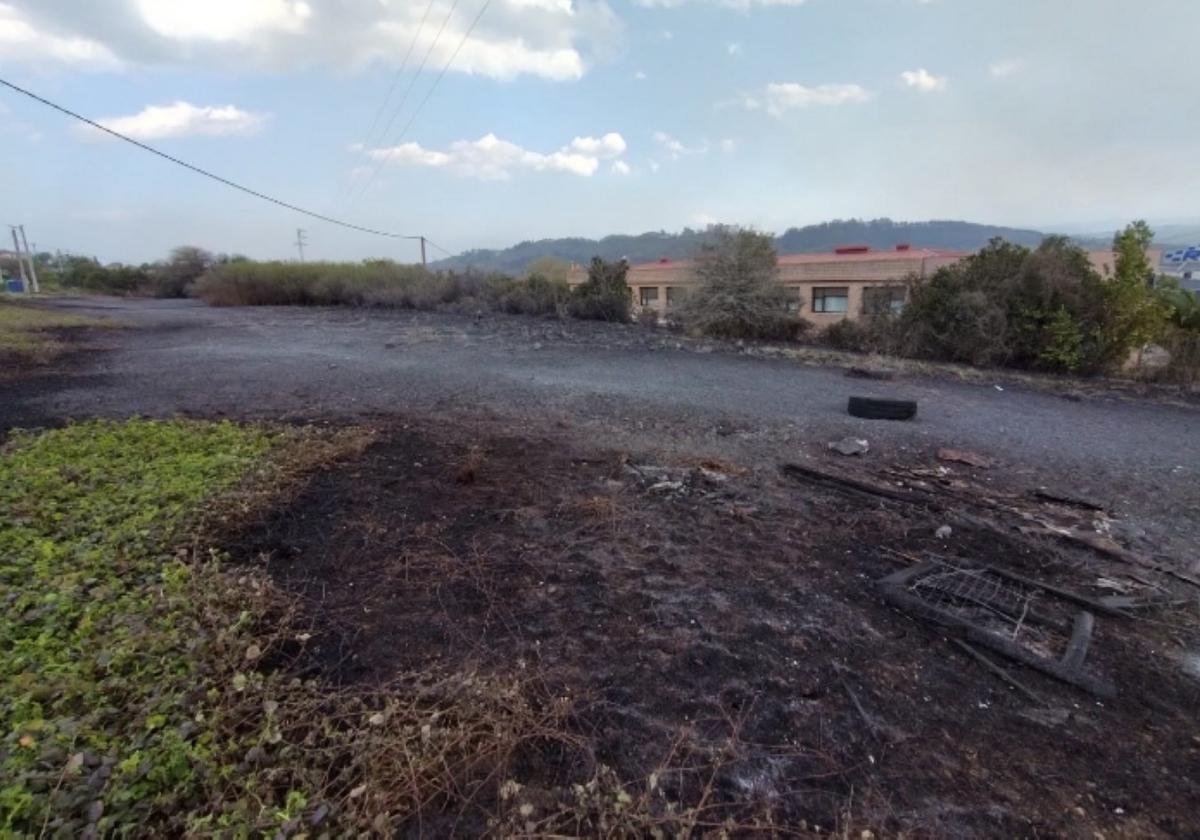 Imagen de la parcela arrasada por las llamas en Siero, justo al lado de la residencia de mayores de Forfontía.