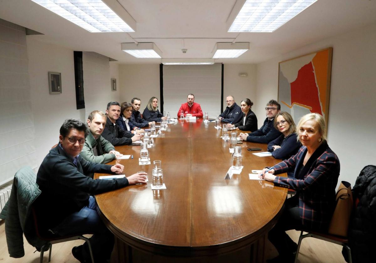 El presidente Barbón, con los portavoces de los grupos parlamentarios.