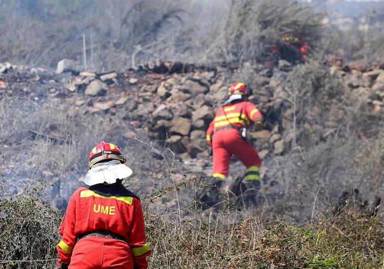 Efectivos de la UME, durante las labores de extinción en el Naranco.