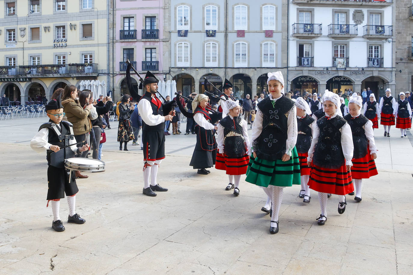 Imposición de bandas a la Xana, Xanina y damas