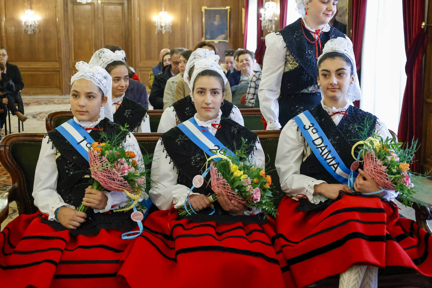 Imposición de bandas a la Xana, Xanina y damas