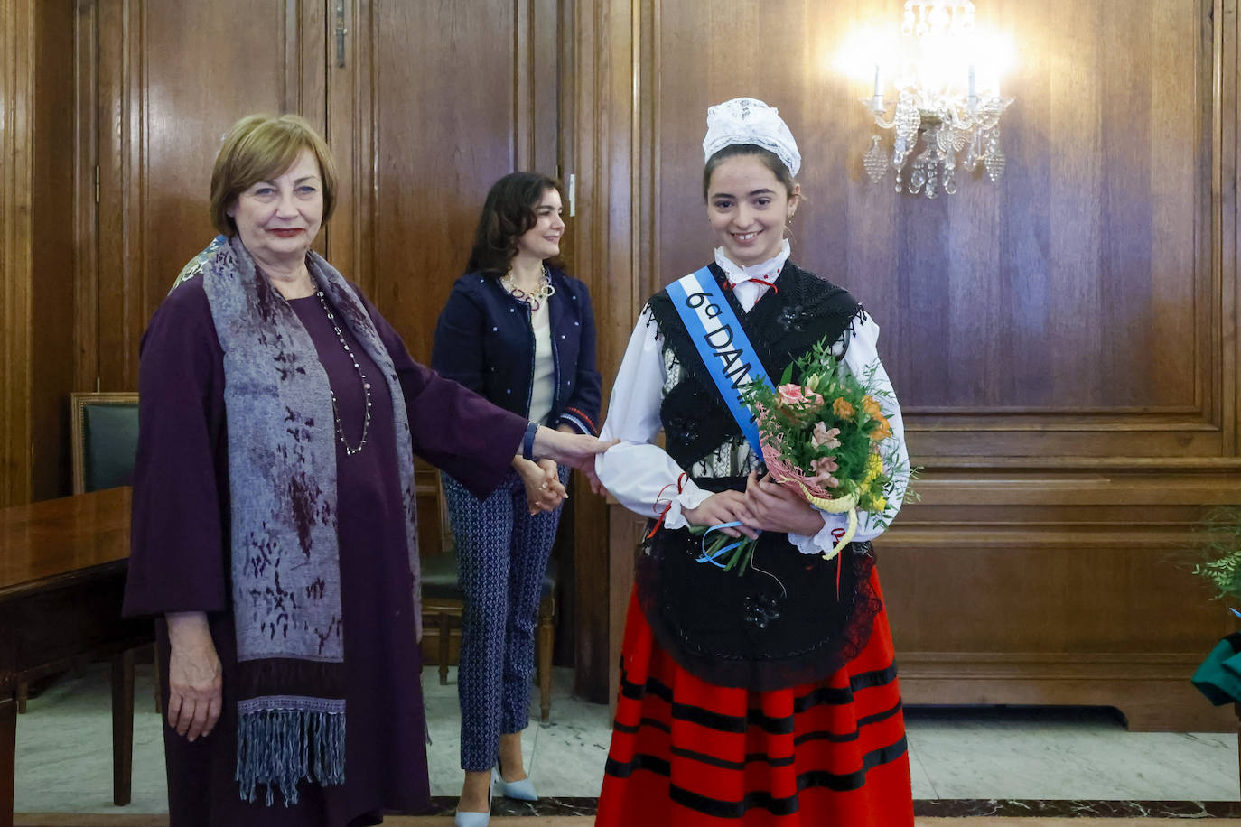 Imposición de bandas a la Xana, Xanina y damas