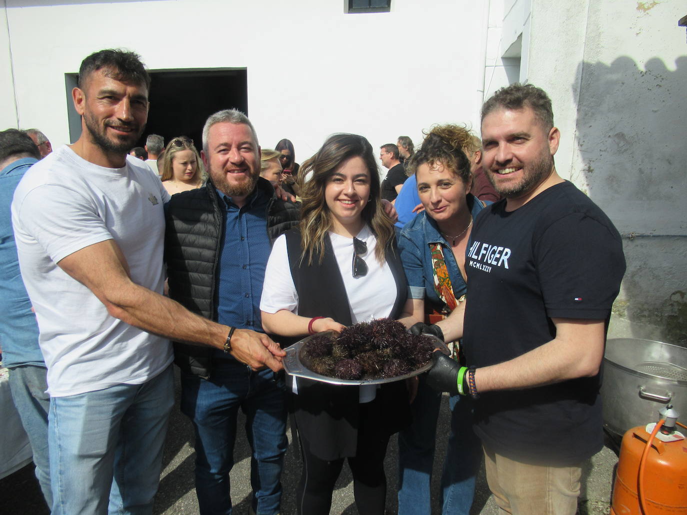 Perucho, Rodri, Denise, Pili y Jorge, con una muestra de los oricios.