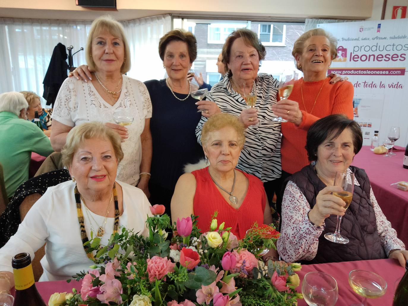 Pili, Josefina, Luisa y Adelina; sentadas, Isabel, MªAntonia y Charo, socias de la Casa de León en Asturias, en el Festival del Botillo.