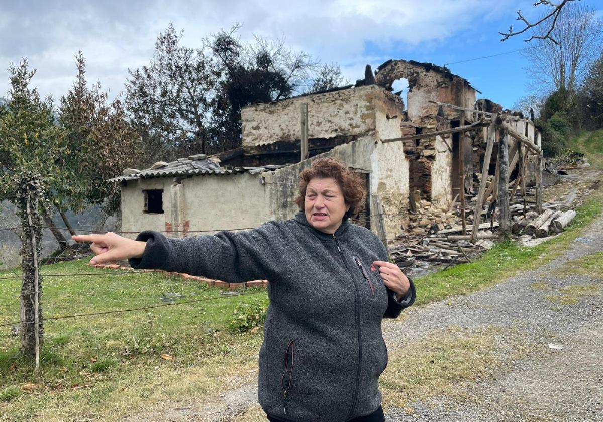 Concepción Pérez, ante la casa, ahora calcinada, en la que nació y se crió.