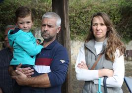 Carlos Moreno y Lorena Berdasco junto a su hijo.