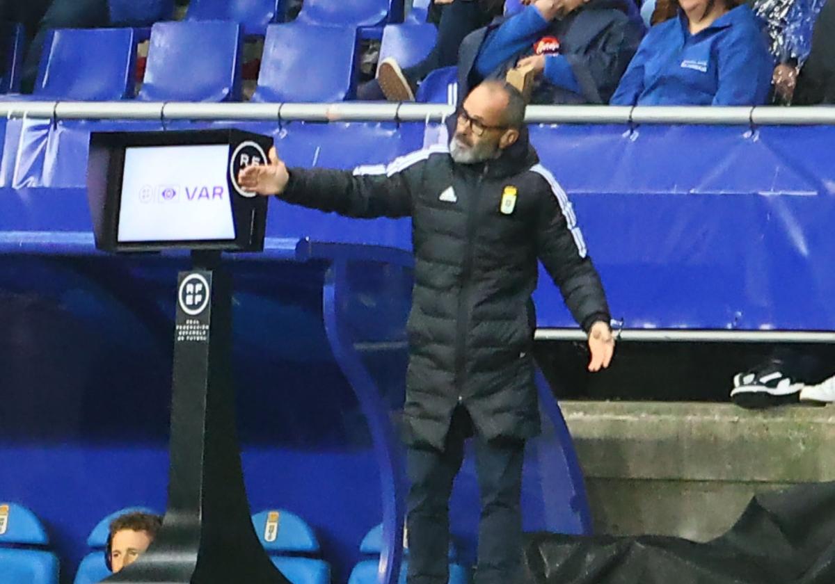 Álvaro Cervera da instrucciones a sus jugadores de que vayan hacia arriaba.