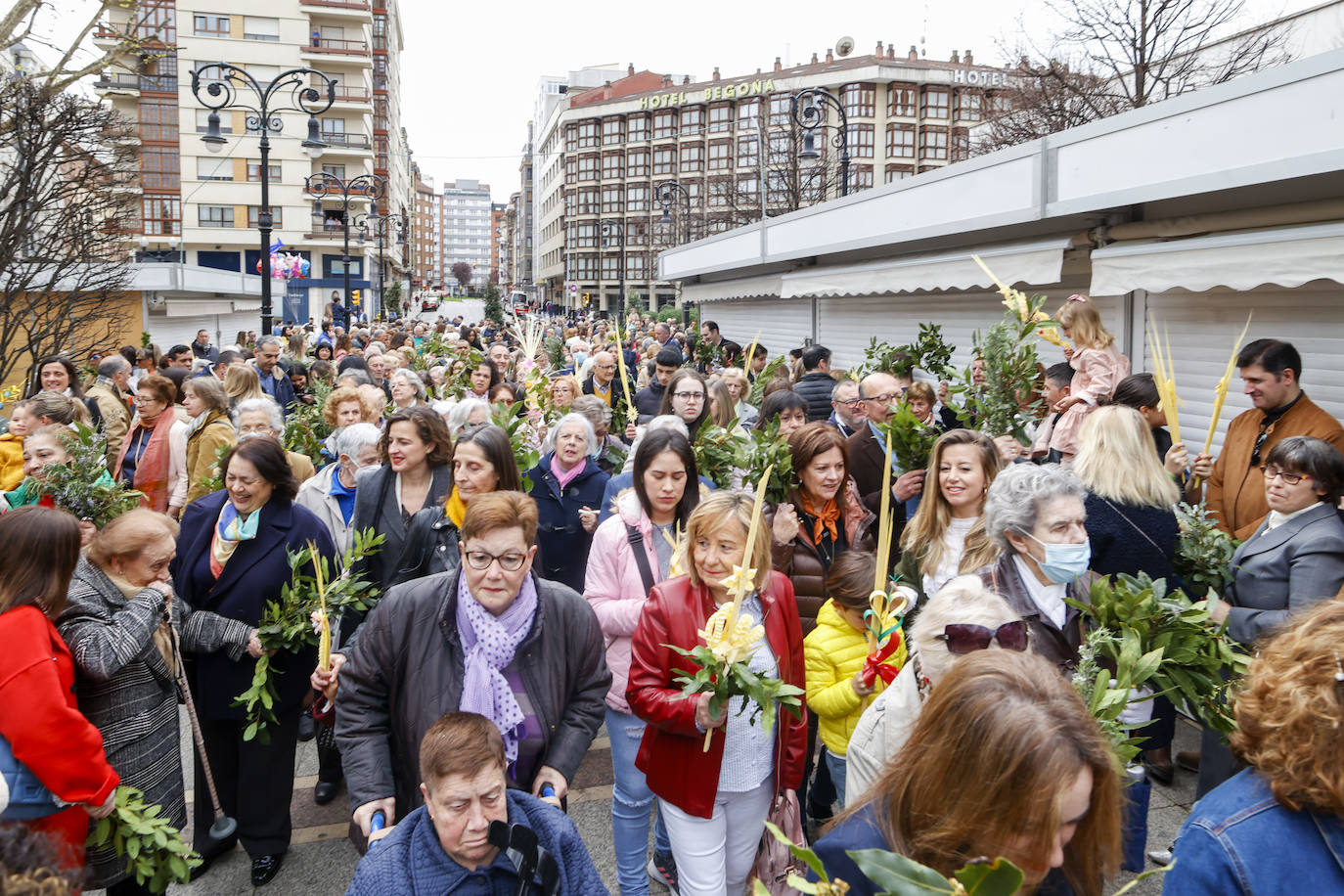 Multitudinario Domingo de Ramos en Gijón