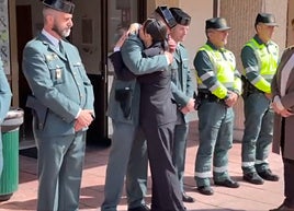 En la imagen, la directora general de la Guardia Civil, Mercedes González, abraza a uno de los compañeros de Dámaso Guillén. En el vídeo, la Policía Local de Oviedo homenajea al agente fallecido.
