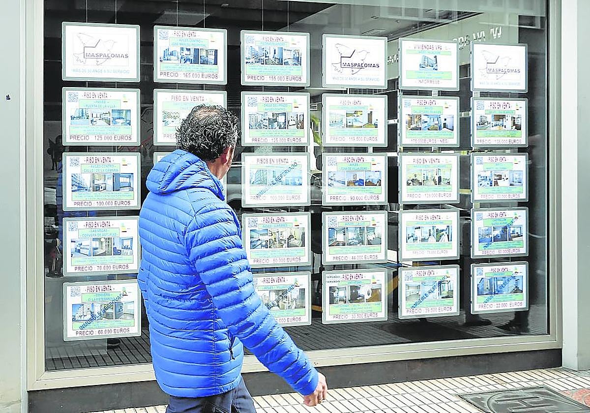 Panel publicitario de ofertas de venta y alquiler en la inmobiliaria Maspalomas