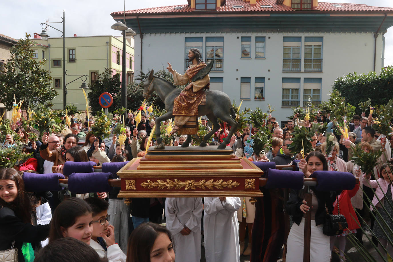 El Domingo de Ramos se celebra con entusiasmo en Pola de Siero