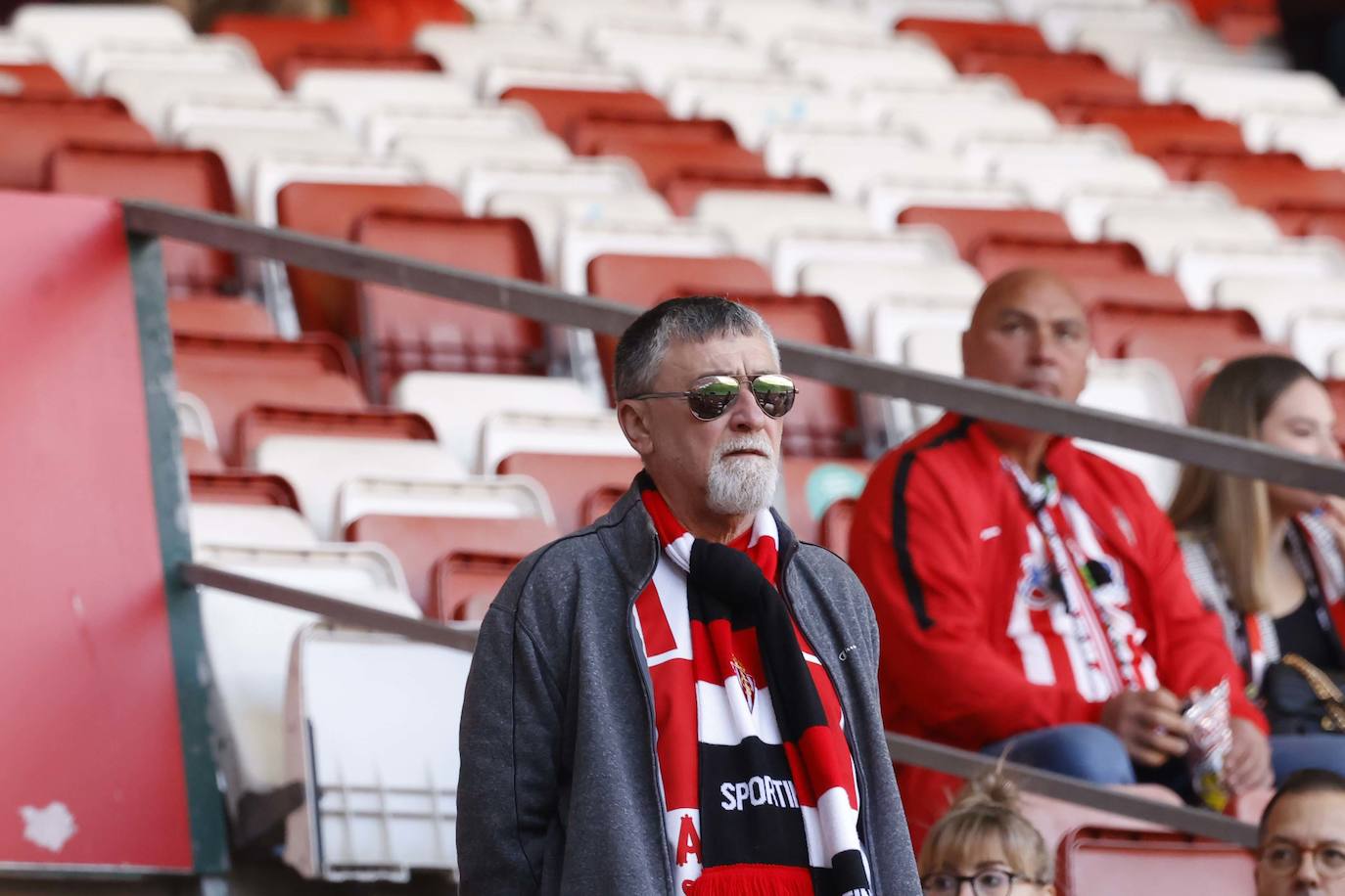 ¿Estuviste en el Sporting - Granada? ¡Búscate en las fotos!