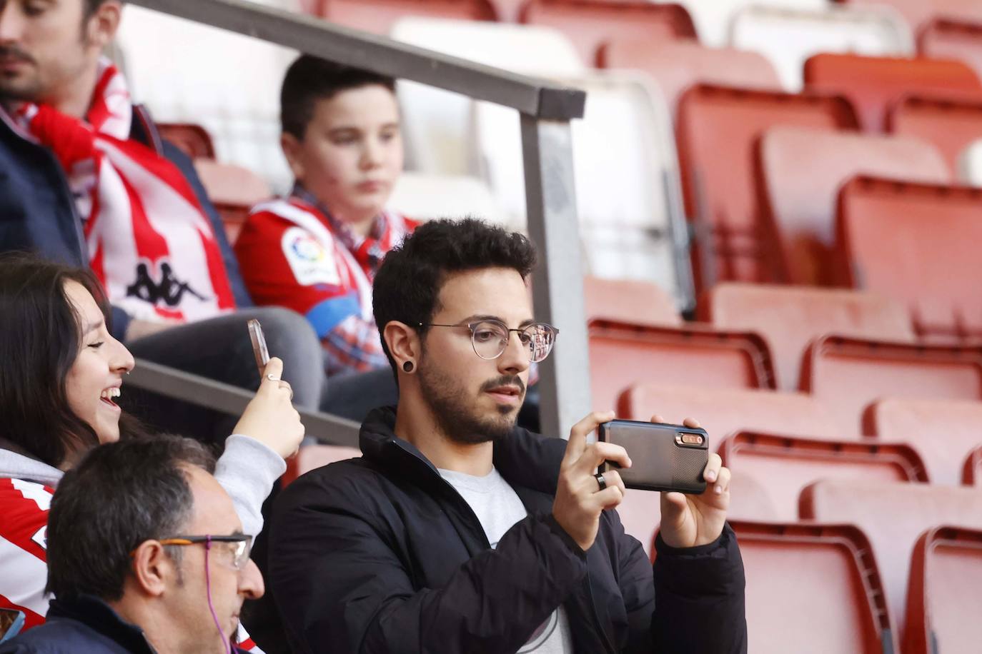 ¿Estuviste en el Sporting - Granada? ¡Búscate en las fotos!