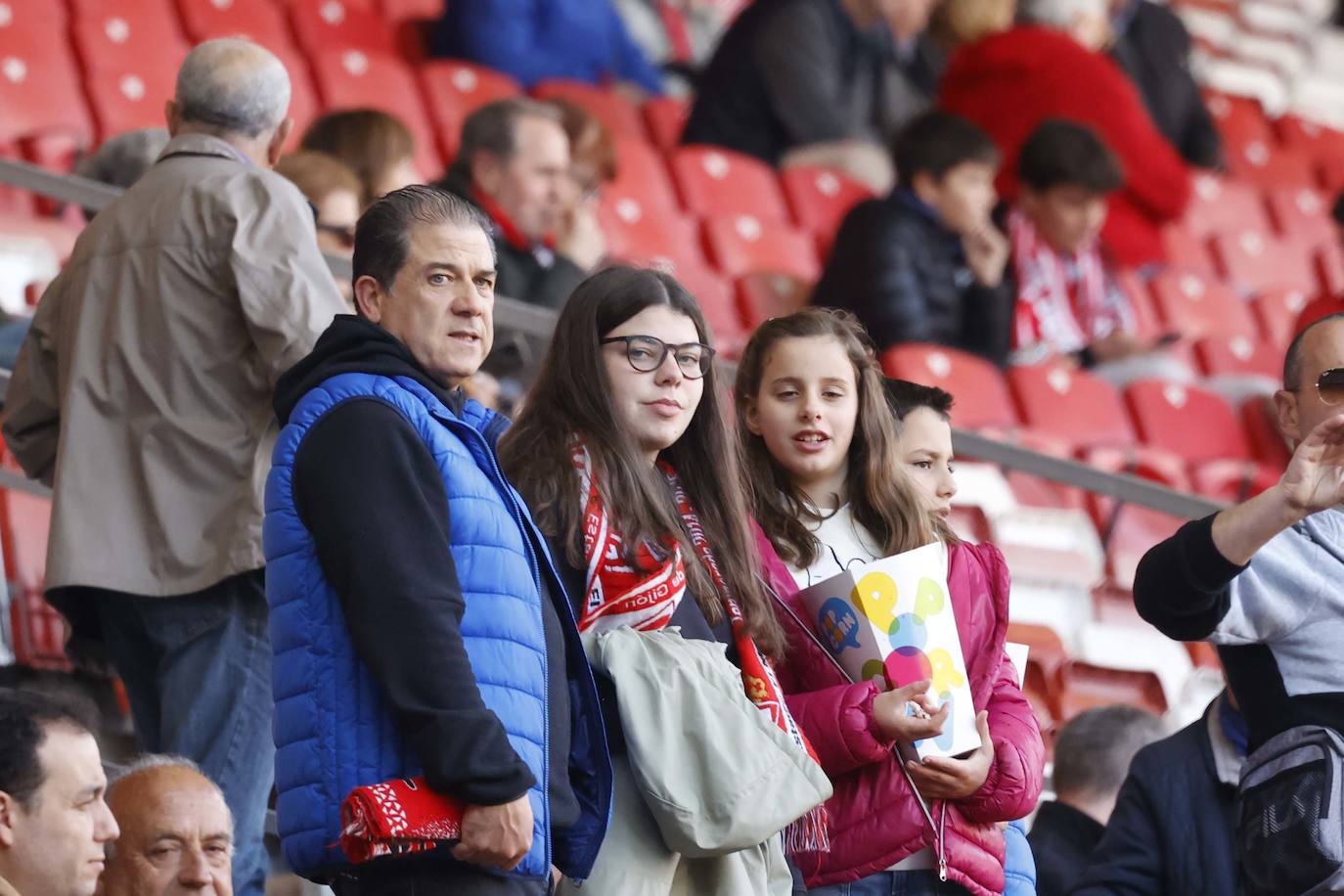 ¿Estuviste en el Sporting - Granada? ¡Búscate en las fotos!