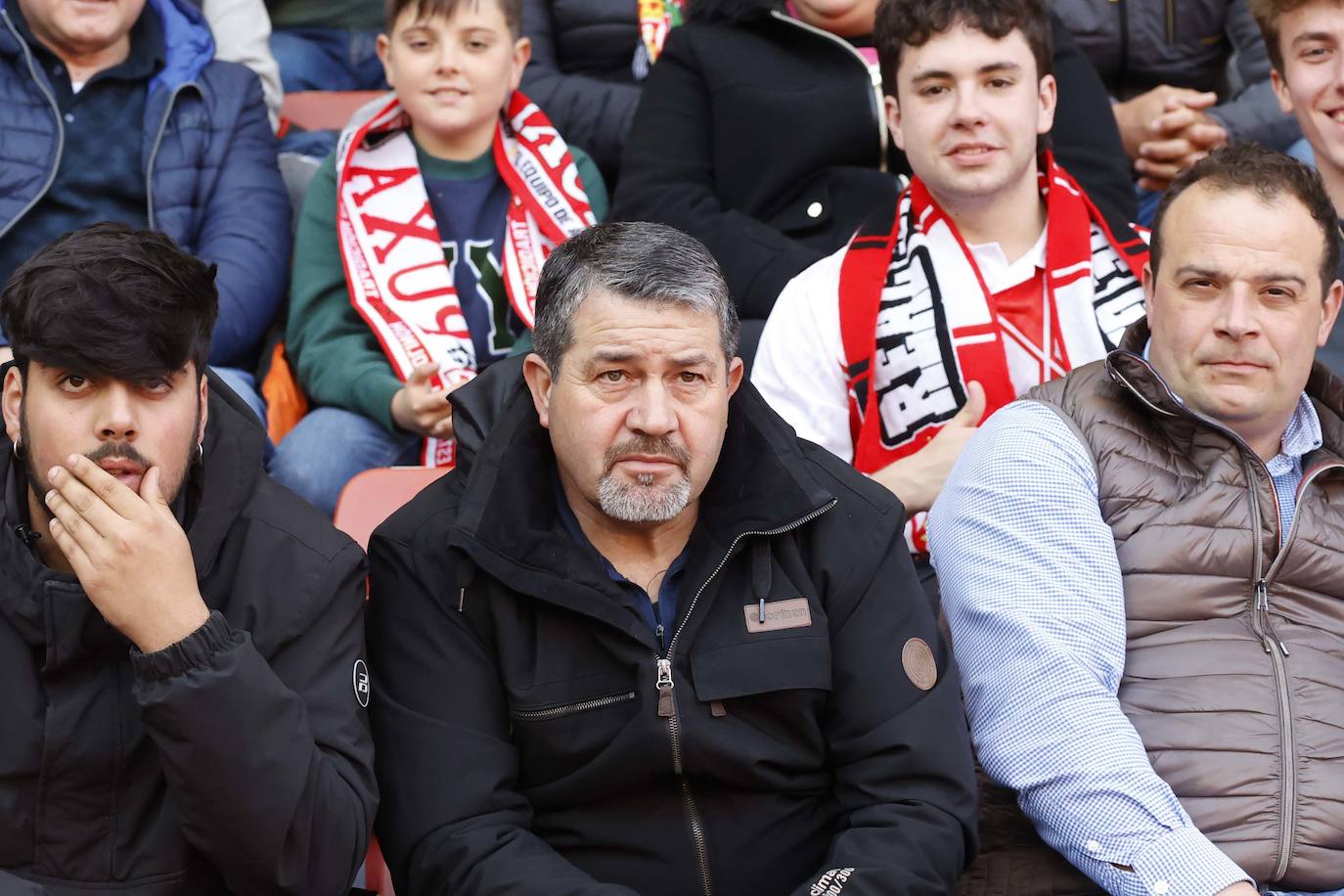 ¿Estuviste en el Sporting - Granada? ¡Búscate en las fotos!