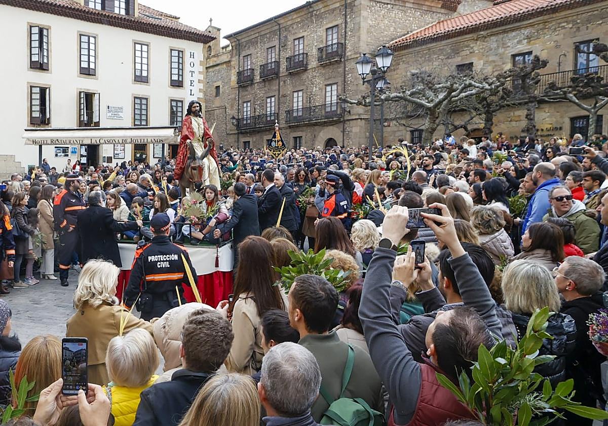 El paso de La Borriquilla recorrió entre vítores las calles de Cimavilla, la plaza del Marqués y el Campo Valdés.