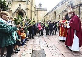 Los ovetenses ante la bendición de los ramos y las palmas a las puertas de la parroquia de San Tirso.